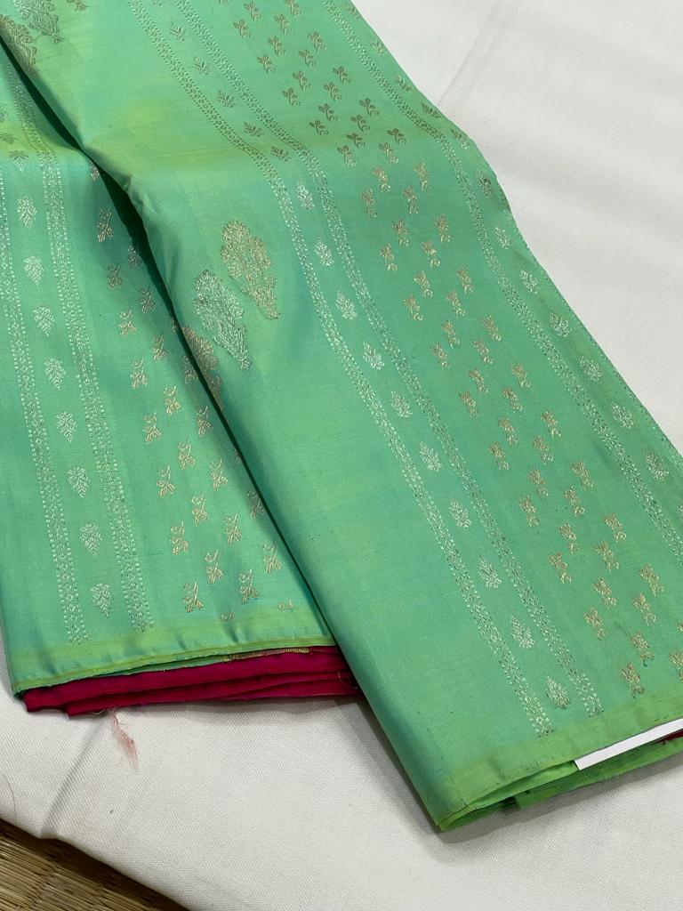 GREEN / MAROON BORDERLESS SAREE