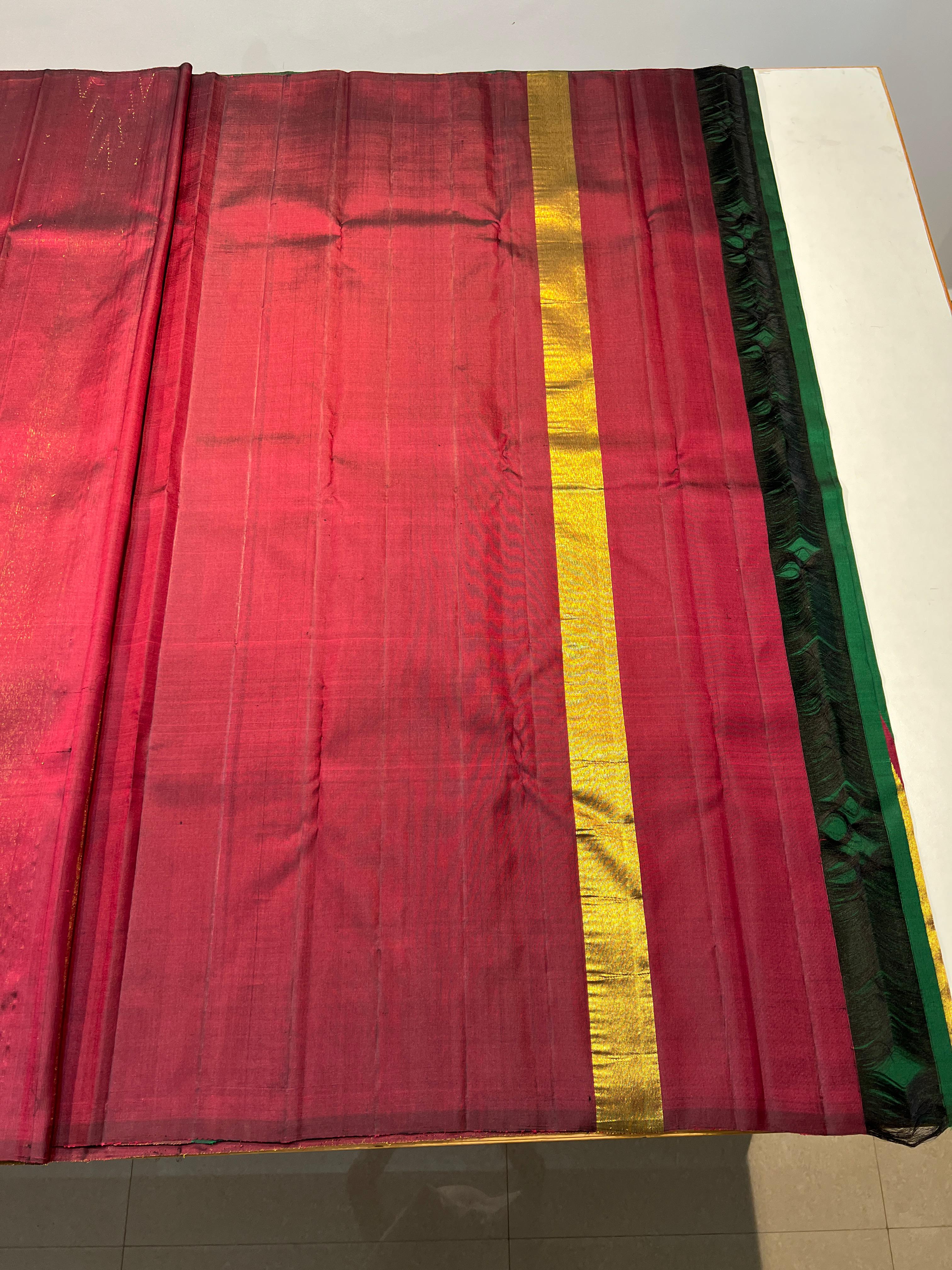 GREEN MAROON BORDERLESS SAREE