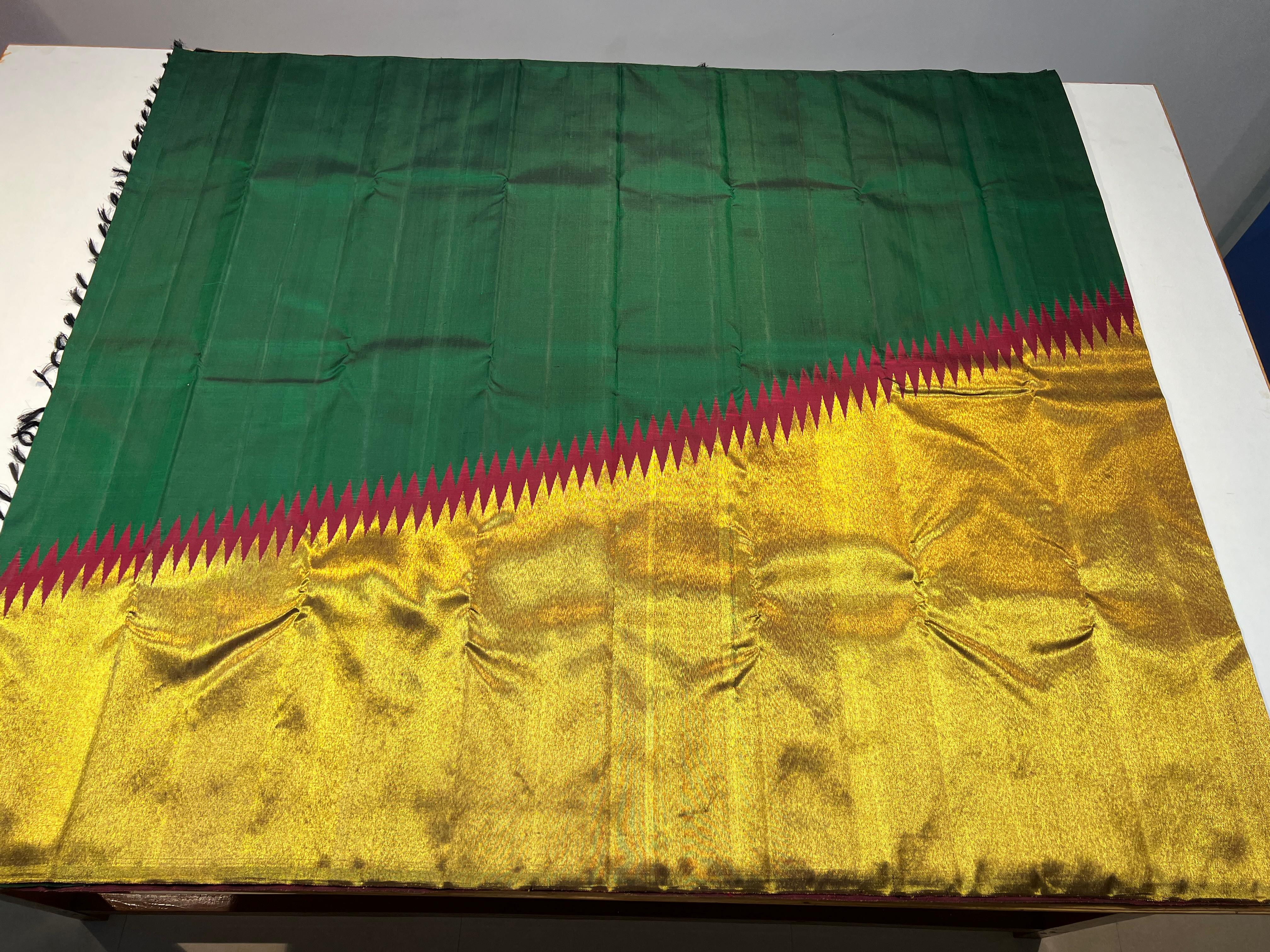 GREEN MAROON BORDERLESS SAREE