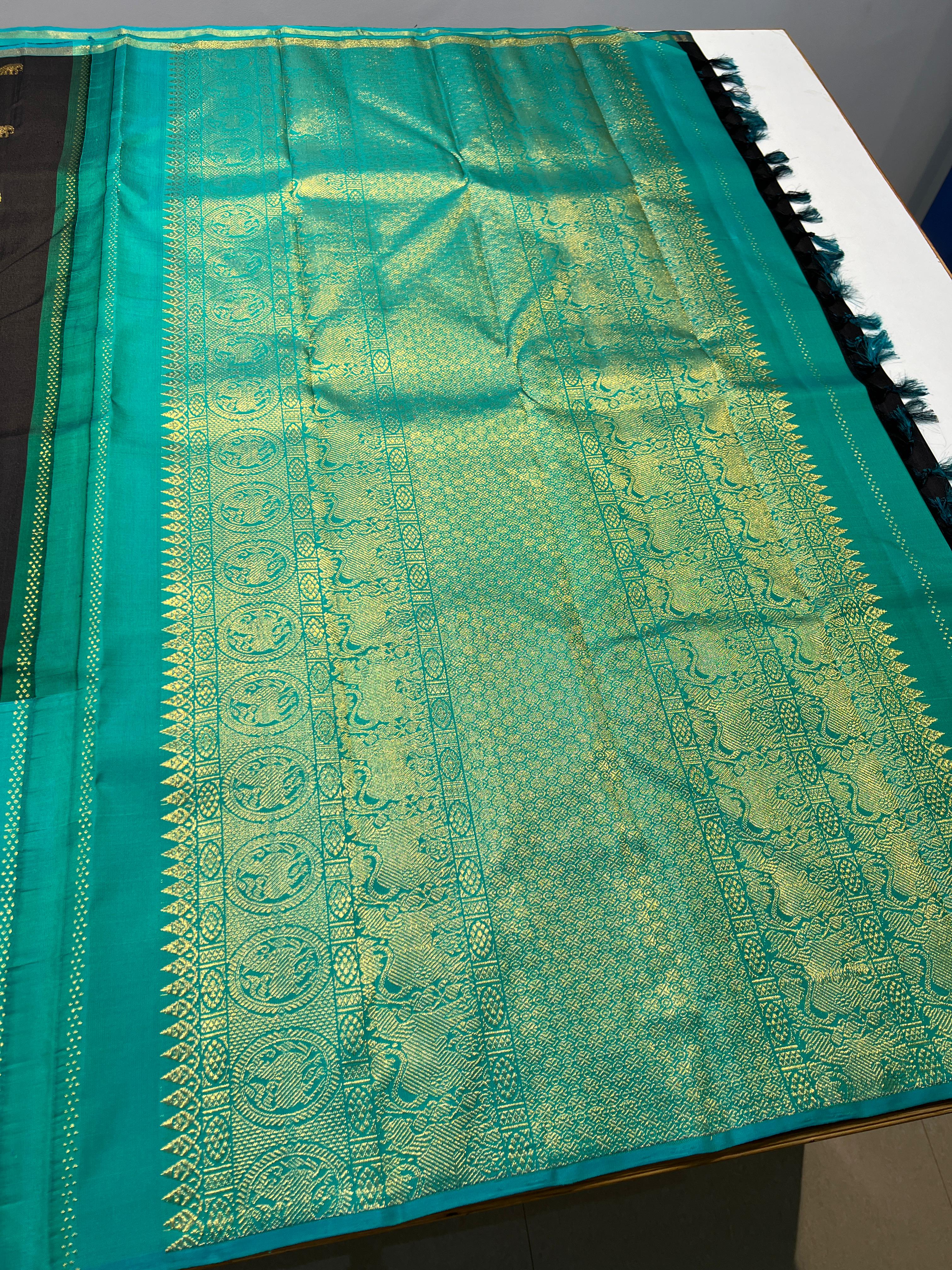 BLACK/TURQUISE GREEN COLOUR  ZARI BORDER COMBITION PURE KANCHI SILK SAREE