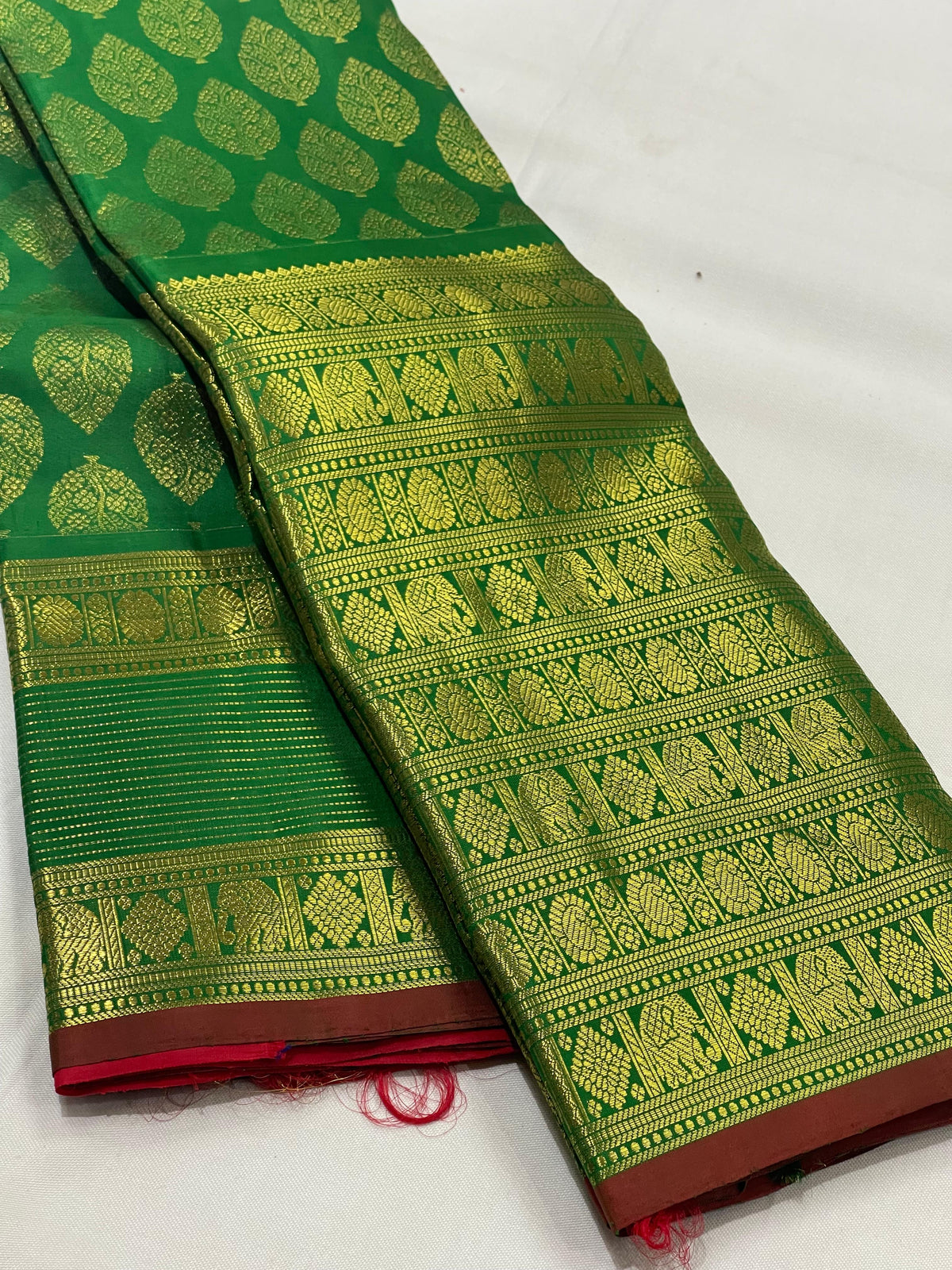 GREEN/RED  COLOUR  ZARI BORDER COMBITION PURE KANCHI SILK SAREE