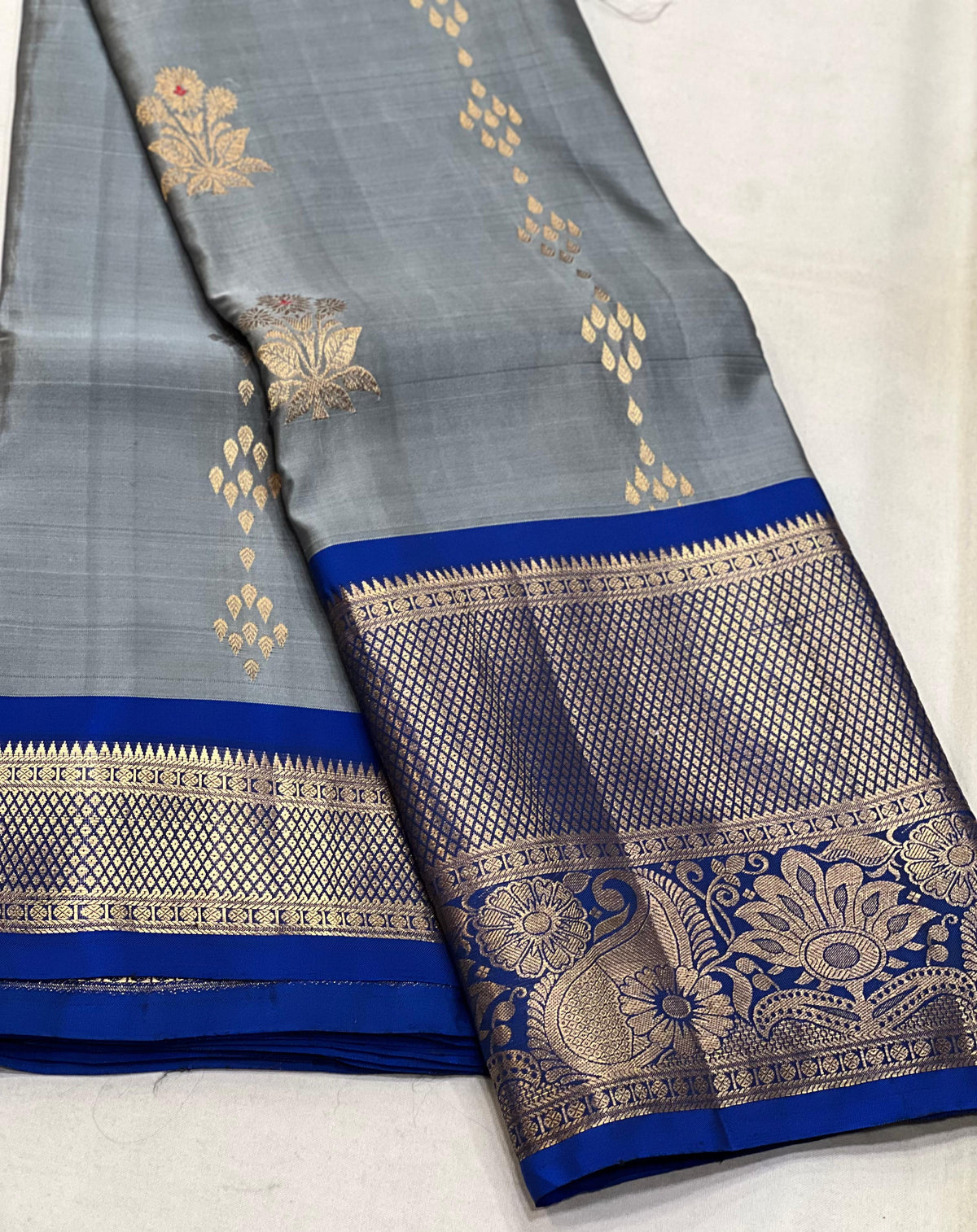 GREY/ROYAL BLUE COLOUR  ZARI BORDER COMBITION PURE KANCHI SILK SAREE