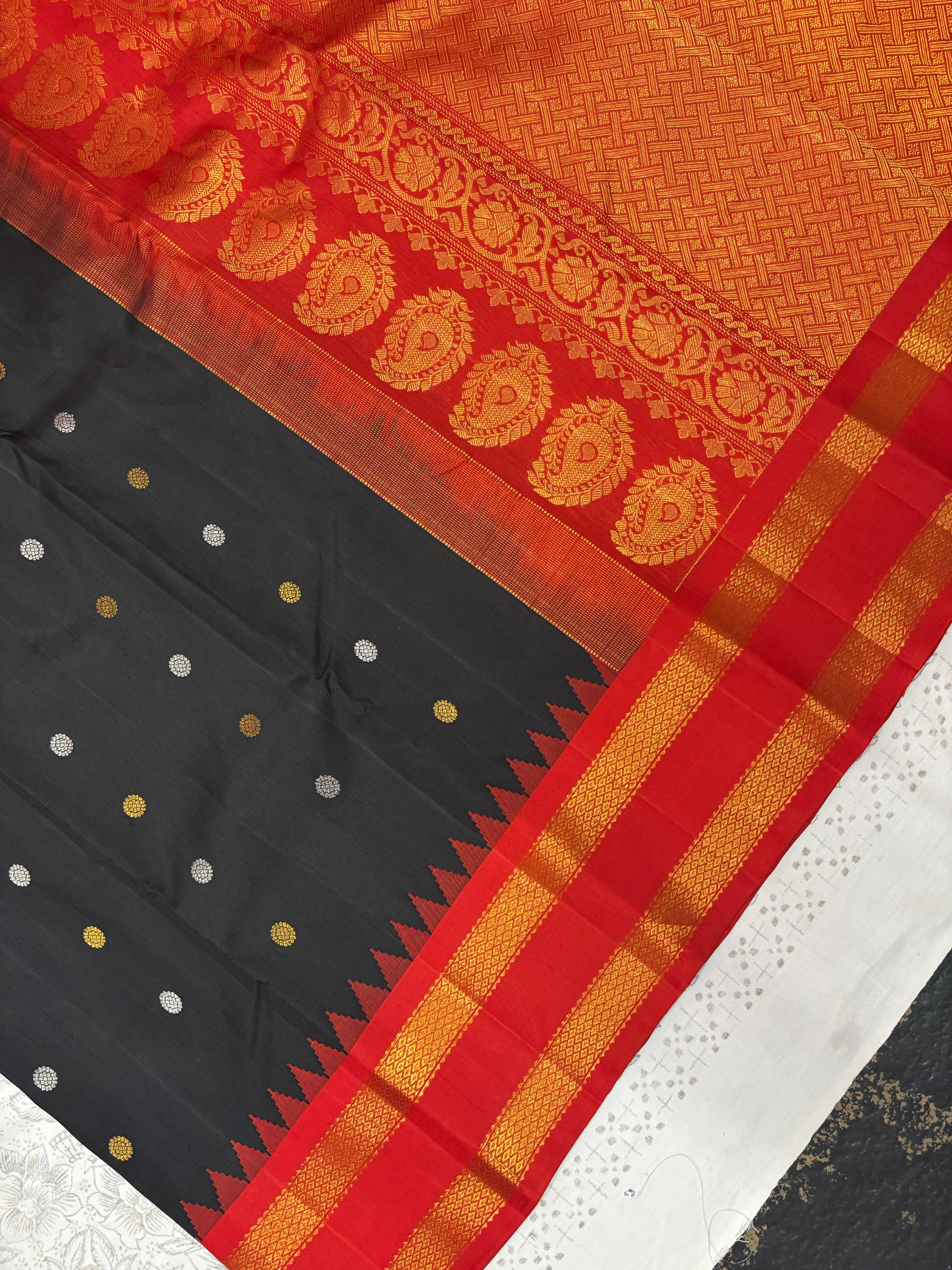 BLACK \ RED COLOUR BORDER GADWAL SILK SAREE